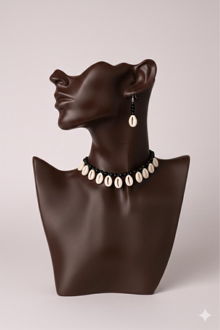 Parure en cauris artificiels